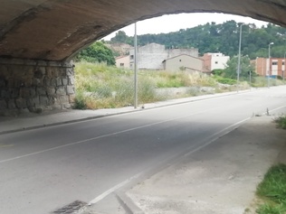 Fer un pas de vianants sota el pont de la carretera de la Rata